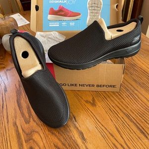 Women’s walking shoes - Skechers- new